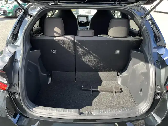 トヨタ ヤリス X 三重県 2022(令4)年 5.6万km ブラック 純正7インチディスプレイオーディオ/（ナビ/FM/AM/Bluetooth/USB/Miracast)/ETC/バックカメラ/スマートエントリー/スタートシステム/トヨタセーフティセンス（衝突回避支援パッケージ）/・プリクラッシュセフティ/・レーンディパーチャーアラート/・オートマチックハイビーム/・ロードサインアシスト/・セカンダリーコリジョンブレーキ/・先行車発進告知機能/ステアリングスイッチ/ヘッドレスト一体型ブラックファブリックシート/シートリフター(運転席)/電動格納ミラー/フロアマット/スペアタイヤ