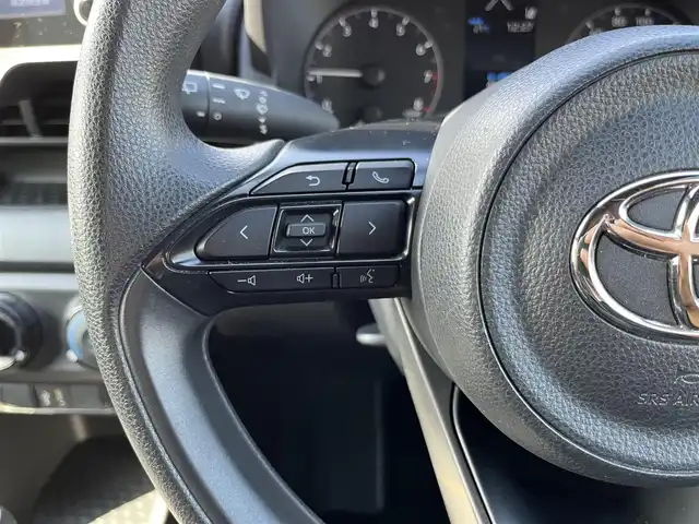 トヨタ ヤリス X 三重県 2022(令4)年 5.6万km ブラック 純正7インチディスプレイオーディオ/（ナビ/FM/AM/Bluetooth/USB/Miracast)/ETC/バックカメラ/スマートエントリー/スタートシステム/トヨタセーフティセンス（衝突回避支援パッケージ）/・プリクラッシュセフティ/・レーンディパーチャーアラート/・オートマチックハイビーム/・ロードサインアシスト/・セカンダリーコリジョンブレーキ/・先行車発進告知機能/ステアリングスイッチ/ヘッドレスト一体型ブラックファブリックシート/シートリフター(運転席)/電動格納ミラー/フロアマット/スペアタイヤ