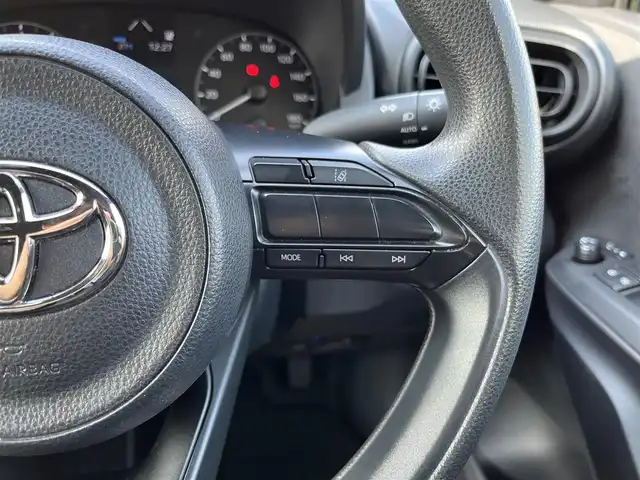 トヨタ ヤリス X 三重県 2022(令4)年 5.6万km ブラック 純正7インチディスプレイオーディオ/（ナビ/FM/AM/Bluetooth/USB/Miracast)/ETC/バックカメラ/スマートエントリー/スタートシステム/トヨタセーフティセンス（衝突回避支援パッケージ）/・プリクラッシュセフティ/・レーンディパーチャーアラート/・オートマチックハイビーム/・ロードサインアシスト/・セカンダリーコリジョンブレーキ/・先行車発進告知機能/ステアリングスイッチ/ヘッドレスト一体型ブラックファブリックシート/シートリフター(運転席)/電動格納ミラー/フロアマット/スペアタイヤ