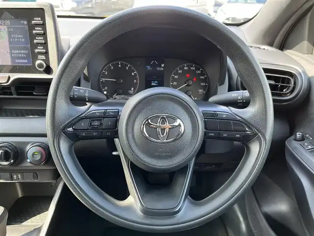 トヨタ ヤリス X 三重県 2022(令4)年 5.6万km ブラック 純正7インチディスプレイオーディオ/（ナビ/FM/AM/Bluetooth/USB/Miracast)/ETC/バックカメラ/スマートエントリー/スタートシステム/トヨタセーフティセンス（衝突回避支援パッケージ）/・プリクラッシュセフティ/・レーンディパーチャーアラート/・オートマチックハイビーム/・ロードサインアシスト/・セカンダリーコリジョンブレーキ/・先行車発進告知機能/ステアリングスイッチ/ヘッドレスト一体型ブラックファブリックシート/シートリフター(運転席)/電動格納ミラー/フロアマット/スペアタイヤ