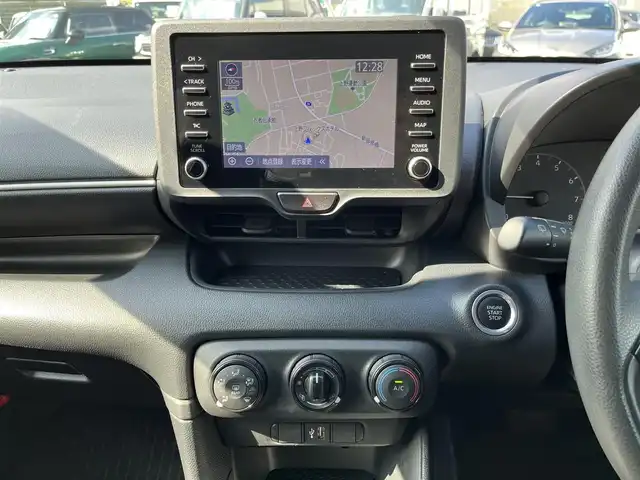 トヨタ ヤリス X 三重県 2022(令4)年 5.6万km ブラック 純正7インチディスプレイオーディオ/（ナビ/FM/AM/Bluetooth/USB/Miracast)/ETC/バックカメラ/スマートエントリー/スタートシステム/トヨタセーフティセンス（衝突回避支援パッケージ）/・プリクラッシュセフティ/・レーンディパーチャーアラート/・オートマチックハイビーム/・ロードサインアシスト/・セカンダリーコリジョンブレーキ/・先行車発進告知機能/ステアリングスイッチ/ヘッドレスト一体型ブラックファブリックシート/シートリフター(運転席)/電動格納ミラー/フロアマット/スペアタイヤ