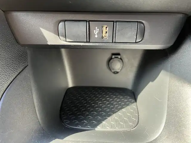 トヨタ ヤリス X 三重県 2022(令4)年 5.6万km ブラック 純正7インチディスプレイオーディオ/（ナビ/FM/AM/Bluetooth/USB/Miracast)/ETC/バックカメラ/スマートエントリー/スタートシステム/トヨタセーフティセンス（衝突回避支援パッケージ）/・プリクラッシュセフティ/・レーンディパーチャーアラート/・オートマチックハイビーム/・ロードサインアシスト/・セカンダリーコリジョンブレーキ/・先行車発進告知機能/ステアリングスイッチ/ヘッドレスト一体型ブラックファブリックシート/シートリフター(運転席)/電動格納ミラー/フロアマット/スペアタイヤ