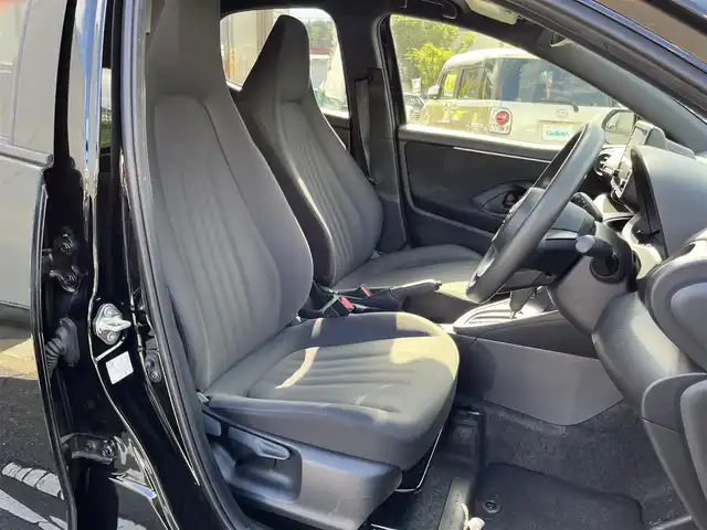 トヨタ ヤリス X 三重県 2022(令4)年 5.6万km ブラック 純正7インチディスプレイオーディオ/（ナビ/FM/AM/Bluetooth/USB/Miracast)/ETC/バックカメラ/スマートエントリー/スタートシステム/トヨタセーフティセンス（衝突回避支援パッケージ）/・プリクラッシュセフティ/・レーンディパーチャーアラート/・オートマチックハイビーム/・ロードサインアシスト/・セカンダリーコリジョンブレーキ/・先行車発進告知機能/ステアリングスイッチ/ヘッドレスト一体型ブラックファブリックシート/シートリフター(運転席)/電動格納ミラー/フロアマット/スペアタイヤ