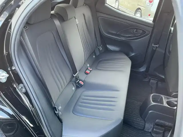トヨタ ヤリス X 三重県 2022(令4)年 5.6万km ブラック 純正7インチディスプレイオーディオ/（ナビ/FM/AM/Bluetooth/USB/Miracast)/ETC/バックカメラ/スマートエントリー/スタートシステム/トヨタセーフティセンス（衝突回避支援パッケージ）/・プリクラッシュセフティ/・レーンディパーチャーアラート/・オートマチックハイビーム/・ロードサインアシスト/・セカンダリーコリジョンブレーキ/・先行車発進告知機能/ステアリングスイッチ/ヘッドレスト一体型ブラックファブリックシート/シートリフター(運転席)/電動格納ミラー/フロアマット/スペアタイヤ