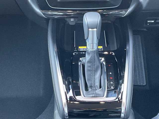 ホンダ ヴェゼル ハイブリッド e:HEV Z 千葉県 2025(令7)年 0.1千km プラチナホワイトパール 純正９インチコネクトナビ/(フルセグTV/BT/AppleCarPlay/AndroidAuto)/ブラインドスポットモニター/衝突被害軽減システム/車線逸脱警報/バックカメラ/クルーズコントロール/電動リアゲート/ハーフレザーシート/横滑り防止装置/ビルトインETC2.0/ワイヤレス充電/LEDヘッドライト/フォグランプ/オートライト/ウィンカーミラー/電動格納ミラー/純正18インチAW/シートヒーター/シートリフター/プッシュスタート/スマートキー/スペアキー/取扱説明書/保証書