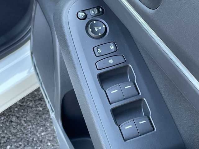 ホンダ ヴェゼル ハイブリッド e:HEV Z 千葉県 2025(令7)年 0.1千km プラチナホワイトパール 純正９インチコネクトナビ/(フルセグTV/BT/AppleCarPlay/AndroidAuto)/ブラインドスポットモニター/衝突被害軽減システム/車線逸脱警報/バックカメラ/クルーズコントロール/電動リアゲート/ハーフレザーシート/横滑り防止装置/ビルトインETC2.0/ワイヤレス充電/LEDヘッドライト/フォグランプ/オートライト/ウィンカーミラー/電動格納ミラー/純正18インチAW/シートヒーター/シートリフター/プッシュスタート/スマートキー/スペアキー/取扱説明書/保証書