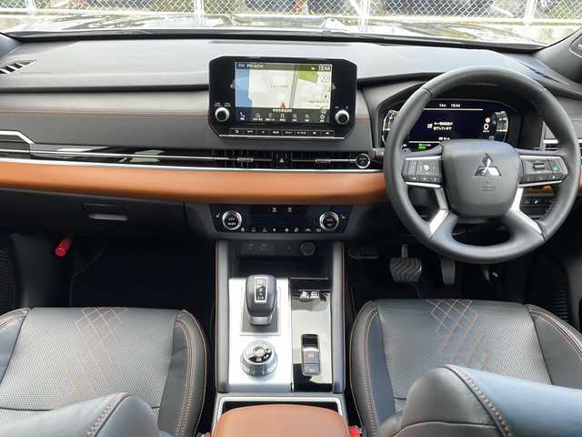 三菱 アウトランダー ＰＨＥＶ P 山口県 2021(令3)年 3万km 黒Ⅱ ・４WD/プラグインHV/BOSEサウンド/・純正スマホ連携ナビ/フルセグTV/・マルチアラウンドモニター/・レーダークルーズコントロール/・シーケンシャルLED/・ビルドインETC2.0/・衝突被害軽減ブレーキシステム/・踏み間違い衝突防止アシスト/・車線逸脱警報システム/車線逸脱防止支援機能/・ふらつき警報/前方衝突予測警報/標識認識システム/・後側方衝突被害防止支援システム/・後側方車両検知警報システム/後退時車両検知警報システム/・ハンズフリーパワーバックドア/・セミアニリン本革シート/・LEDヘッドランプ/LEDフロントフォグランプ/・LEDデイタイムランニングランプ/・純正20インチアルミホイール/・革巻きステアリングホイール/・ステアリングヒーター