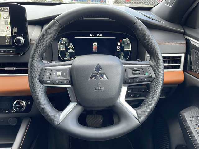 三菱 アウトランダー ＰＨＥＶ P 山口県 2021(令3)年 3万km 黒Ⅱ ・４WD/プラグインHV/BOSEサウンド/・純正スマホ連携ナビ/フルセグTV/・マルチアラウンドモニター/・レーダークルーズコントロール/・シーケンシャルLED/・ビルドインETC2.0/・衝突被害軽減ブレーキシステム/・踏み間違い衝突防止アシスト/・車線逸脱警報システム/車線逸脱防止支援機能/・ふらつき警報/前方衝突予測警報/標識認識システム/・後側方衝突被害防止支援システム/・後側方車両検知警報システム/後退時車両検知警報システム/・ハンズフリーパワーバックドア/・セミアニリン本革シート/・LEDヘッドランプ/LEDフロントフォグランプ/・LEDデイタイムランニングランプ/・純正20インチアルミホイール/・革巻きステアリングホイール/・ステアリングヒーター