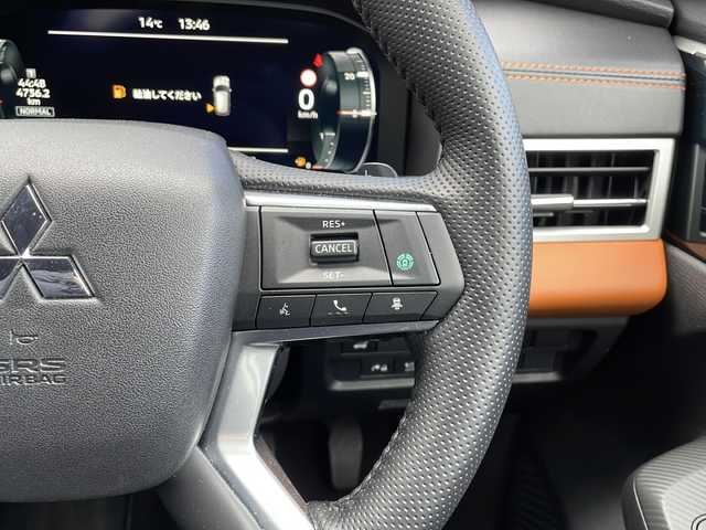 三菱 アウトランダー ＰＨＥＶ P 山口県 2021(令3)年 3万km 黒Ⅱ ・４WD/プラグインHV/BOSEサウンド/・純正スマホ連携ナビ/フルセグTV/・マルチアラウンドモニター/・レーダークルーズコントロール/・シーケンシャルLED/・ビルドインETC2.0/・衝突被害軽減ブレーキシステム/・踏み間違い衝突防止アシスト/・車線逸脱警報システム/車線逸脱防止支援機能/・ふらつき警報/前方衝突予測警報/標識認識システム/・後側方衝突被害防止支援システム/・後側方車両検知警報システム/後退時車両検知警報システム/・ハンズフリーパワーバックドア/・セミアニリン本革シート/・LEDヘッドランプ/LEDフロントフォグランプ/・LEDデイタイムランニングランプ/・純正20インチアルミホイール/・革巻きステアリングホイール/・ステアリングヒーター