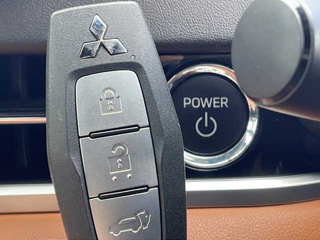 三菱 アウトランダー ＰＨＥＶ P 山口県 2021(令3)年 3万km 黒Ⅱ ・４WD/プラグインHV/BOSEサウンド/・純正スマホ連携ナビ/フルセグTV/・マルチアラウンドモニター/・レーダークルーズコントロール/・シーケンシャルLED/・ビルドインETC2.0/・衝突被害軽減ブレーキシステム/・踏み間違い衝突防止アシスト/・車線逸脱警報システム/車線逸脱防止支援機能/・ふらつき警報/前方衝突予測警報/標識認識システム/・後側方衝突被害防止支援システム/・後側方車両検知警報システム/後退時車両検知警報システム/・ハンズフリーパワーバックドア/・セミアニリン本革シート/・LEDヘッドランプ/LEDフロントフォグランプ/・LEDデイタイムランニングランプ/・純正20インチアルミホイール/・革巻きステアリングホイール/・ステアリングヒーター