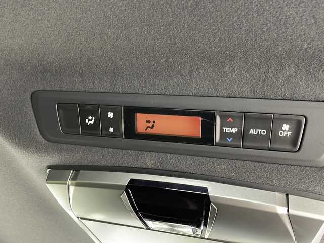 トヨタ ノア Si ダブルバイビーⅢ 愛知県 2020(令2)年 3.9万km ブラック 衝突軽減システム/両側パワースライドドア/クルーズコントロール/フリップダウンモニター/９型SDナビ/Bluetooth/バックカメラ/コーナーセンサー/純正アルミホイール/LEDヘッドライト/オートマチックハイビーム/ドライブレコーダー/ETC/ステアリングスイッチ/スマートキー/プッシュスタート