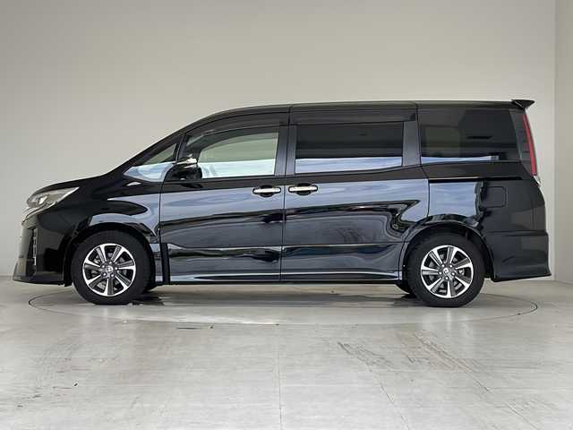 トヨタ ノア Si ダブルバイビーⅢ 愛知県 2020(令2)年 3.9万km ブラック 衝突軽減システム/両側パワースライドドア/クルーズコントロール/フリップダウンモニター/９型SDナビ/Bluetooth/バックカメラ/コーナーセンサー/純正アルミホイール/LEDヘッドライト/オートマチックハイビーム/ドライブレコーダー/ETC/ステアリングスイッチ/スマートキー/プッシュスタート