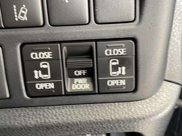 トヨタ ノア Si ダブルバイビーⅢ 愛知県 2020(令2)年 3.9万km ブラック 衝突軽減システム/両側パワースライドドア/クルーズコントロール/フリップダウンモニター/９型SDナビ/Bluetooth/バックカメラ/コーナーセンサー/純正アルミホイール/LEDヘッドライト/オートマチックハイビーム/ドライブレコーダー/ETC/ステアリングスイッチ/スマートキー/プッシュスタート