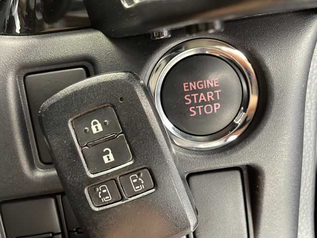 トヨタ ノア Si ダブルバイビーⅢ 愛知県 2020(令2)年 3.9万km ブラック 衝突軽減システム/両側パワースライドドア/クルーズコントロール/フリップダウンモニター/９型SDナビ/Bluetooth/バックカメラ/コーナーセンサー/純正アルミホイール/LEDヘッドライト/オートマチックハイビーム/ドライブレコーダー/ETC/ステアリングスイッチ/スマートキー/プッシュスタート