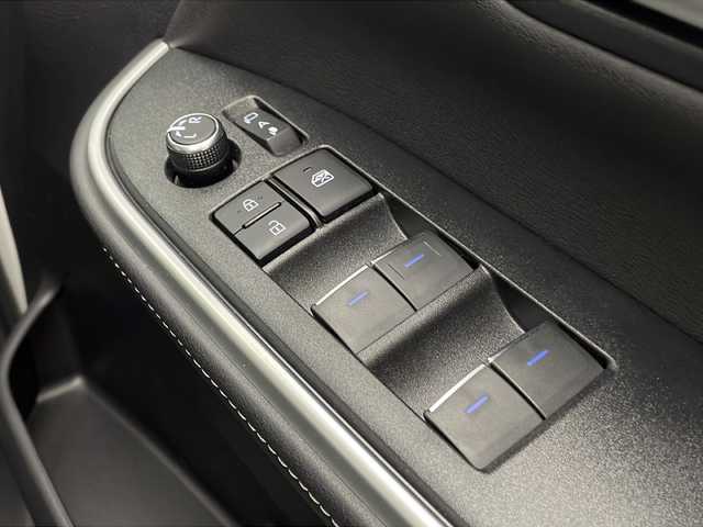 トヨタ ノア ハイブリッド S－Z 宮崎県 2022(令4)年 2.6万km ホワイトパールクリスタルシャイン 禁煙車/トヨタセーフティセンス/純正10.5型ディスプレイオーディオ/（T-CONNECT/Bluetooth/FMAM/CD/DVD/フルセグTV/ナビ）/純正12.1型リアフリップダウンモニター/純正ビルトイン2.0ETC/純正バックカメラ/純正メーカーOP/ユニバーサルステップ/純正OP/シグネチャーイルミブレード/純正LEDオートライト/純正LEDフォグ/純正17インチアルミ/純正フロアマット/社外前後ドライブレコーダー/両側電動スライドドア/ドライバーモニター/アダプティブクルーズコントロール/レーンディパーチャーアラート/オートマチックハイビーム/ブラインドスポットモニター/AC100V/電子パーキング/オートホールド/シートヒーター/Wオートエアコン/スマートキー/プッシュエンジンスタート/新車時保証書/取扱い説明書