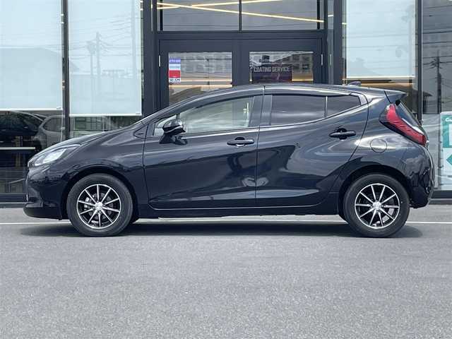 トヨタ アクア G 茨城県 2021(令3)年 2.8万km ブラックマイカ 純正ディスプレイオーディオ/【AM・FM・USB・BT】/レーダークルコン/Bカメラ/前後コーナーセンサー/USB入力端子/１００V電源/オートライト/オートハイビーム/LEDライト/ヘッドライトレベライザー/横滑り防止装置/レーンキープアシストコントロール/衝突被害軽減システム/純正フロアマット/社外アルミホイール
