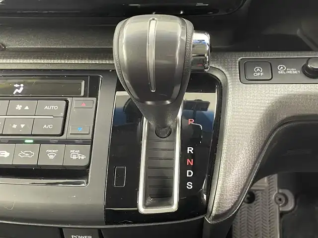 ホンダ ステップワゴン スパーダ ホンダセンシング 埼玉県 2016(平28)年 5.9万km ホワイトオーキッドパール Honda SENSING/ナビ装着用スペシャルパッケージ/フリップダウンモニター/ドライブレコーダー/両側パワースライドドア/LEDヘッドライト/オートライトコントロール/わくわくゲート/コンフォートビューパッケージ/ロントフルオートエアコン＋リアマニュアルクーラー/16インチアルミホイール/クルーズコントロール/パドルシフト/1列目サイド＆サイドカーテンエアバッグシステム/ビルトインETC