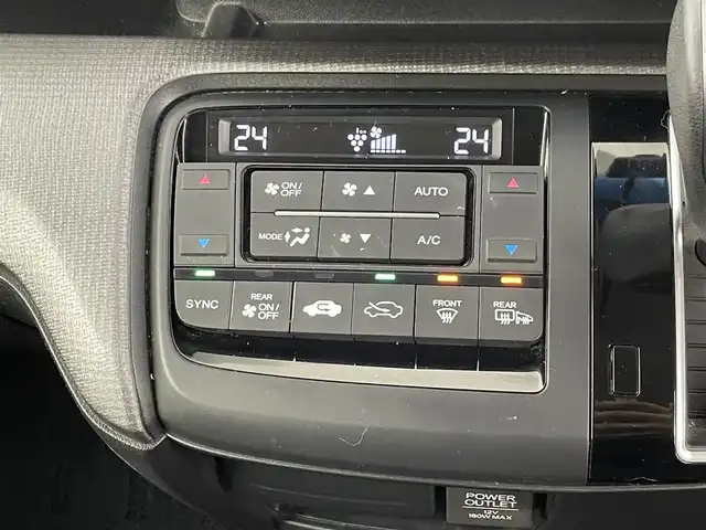 ホンダ ステップワゴン スパーダ ホンダセンシング 埼玉県 2016(平28)年 5.9万km ホワイトオーキッドパール Honda SENSING/ナビ装着用スペシャルパッケージ/フリップダウンモニター/ドライブレコーダー/両側パワースライドドア/LEDヘッドライト/オートライトコントロール/わくわくゲート/コンフォートビューパッケージ/ロントフルオートエアコン＋リアマニュアルクーラー/16インチアルミホイール/クルーズコントロール/パドルシフト/1列目サイド＆サイドカーテンエアバッグシステム/ビルトインETC