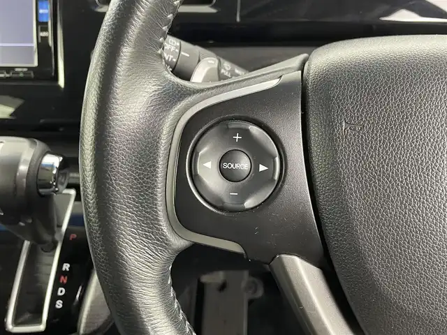 ホンダ ステップワゴン スパーダ ホンダセンシング 埼玉県 2016(平28)年 5.9万km ホワイトオーキッドパール Honda SENSING/ナビ装着用スペシャルパッケージ/フリップダウンモニター/ドライブレコーダー/両側パワースライドドア/LEDヘッドライト/オートライトコントロール/わくわくゲート/コンフォートビューパッケージ/ロントフルオートエアコン＋リアマニュアルクーラー/16インチアルミホイール/クルーズコントロール/パドルシフト/1列目サイド＆サイドカーテンエアバッグシステム/ビルトインETC