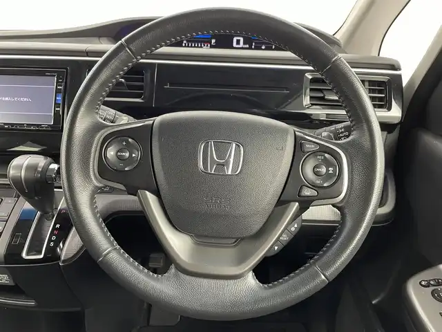 ホンダ ステップワゴン スパーダ ホンダセンシング 埼玉県 2016(平28)年 5.9万km ホワイトオーキッドパール Honda SENSING/ナビ装着用スペシャルパッケージ/フリップダウンモニター/ドライブレコーダー/両側パワースライドドア/LEDヘッドライト/オートライトコントロール/わくわくゲート/コンフォートビューパッケージ/ロントフルオートエアコン＋リアマニュアルクーラー/16インチアルミホイール/クルーズコントロール/パドルシフト/1列目サイド＆サイドカーテンエアバッグシステム/ビルトインETC