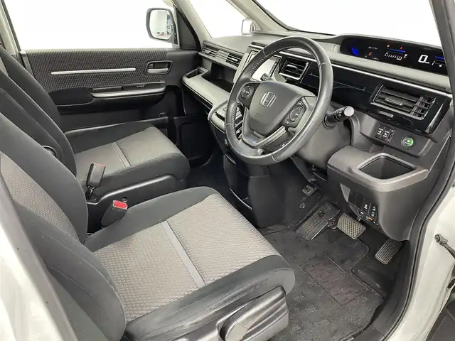 ホンダ ステップワゴン スパーダ ホンダセンシング 埼玉県 2016(平28)年 5.9万km ホワイトオーキッドパール Honda SENSING/ナビ装着用スペシャルパッケージ/フリップダウンモニター/ドライブレコーダー/両側パワースライドドア/LEDヘッドライト/オートライトコントロール/わくわくゲート/コンフォートビューパッケージ/ロントフルオートエアコン＋リアマニュアルクーラー/16インチアルミホイール/クルーズコントロール/パドルシフト/1列目サイド＆サイドカーテンエアバッグシステム/ビルトインETC