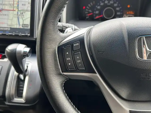 ホンダ ステップワゴン スパーダ Z クールスピリット 大阪府 2013(平25)年 9.7万km ホワイトオーキッドパール ワンオーナー/純正Gathers 9インチナビ　(VXM-135VFNi)/・バックカメラ/・フルセグテレビ（走行中視聴可能）/・CD/DVD/・Bluetooth/・AM/FM/両側パワースライドドア/クルーズコントロール/ドライブレコーダー（DRV-320）/ビルトインETC/オートライト/横滑り防止装置/革巻きステアリング/パドルシフト（MTモード付AT)/ハーフレザーシート/純正フロアマット/純正17インチアルミホイール/スペアキー1本