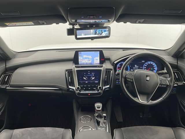 トヨタ クラウン ハイブリッド RS アドバンス 宮崎県 2018(平30)年 4.3万km ホワイトパールクリスタルシャイン ワンオーナー/純正ナビ/（CD・DVD・フルセグTV・BTオーディオ・SD）/全方位カメラ/ビルトインETC/プリクラッシュセーフティ/ブラインドスポットモニター/レーダークルーズコントロール/デジタルインナーミラー/ハーフレザーシート/前席パワーシート・右前席シートメモリー/前席シートヒーター/ステアリングヒーター/LEDヘッドライト/前後コーナーセンサー/ドライブレコーダー/純正フロアマット/純正ドアバイザー/新車保証書/取扱説明書/スマートスペアキー×1本/カード型キー×1本