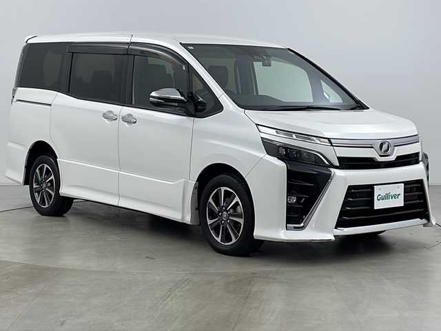 トヨタ ヴォクシー ZS 煌Ⅱ 道央・札幌 2019(平31)年 6.1万km ホワイトパールクリスタルシャイン ・4WD/・ワンオーナー/・社外ナビ&フルセグ&CD&DVD&BT/・トヨタセーフティセンス/・レーンディパーチャーアラート/・パーキングサポートブレーキ/・パーキングクリアランスソナー/・先行車発進告知/・両側パワースライドドア/・前後社外ドライブレコーダー/・レザー調シートカバー/・革巻きステアリング/・オートマチックハイビーム/・オートライト/・LEDヘッドライト/・LEDフォグ/・ドアミラーウィンカー/・ETC/・スマートキー一体型リモコンスターター/・純正16インチAW/・アイドリングストップ/・プッシュスタート/・横滑り防止