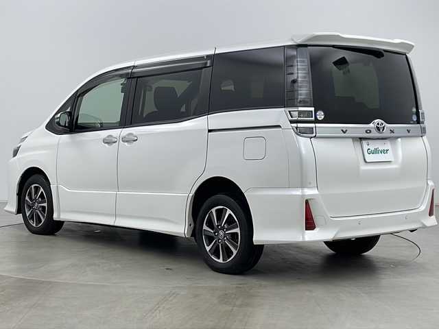 トヨタ ヴォクシー ZS 煌Ⅱ 道央・札幌 2019(平31)年 6.1万km ホワイトパールクリスタルシャイン ・4WD/・ワンオーナー/・社外ナビ&フルセグ&CD&DVD&BT/・トヨタセーフティセンス/・レーンディパーチャーアラート/・パーキングサポートブレーキ/・パーキングクリアランスソナー/・先行車発進告知/・両側パワースライドドア/・前後社外ドライブレコーダー/・レザー調シートカバー/・革巻きステアリング/・オートマチックハイビーム/・オートライト/・LEDヘッドライト/・LEDフォグ/・ドアミラーウィンカー/・ETC/・スマートキー一体型リモコンスターター/・純正16インチAW/・アイドリングストップ/・プッシュスタート/・横滑り防止