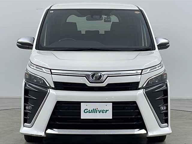 トヨタ ヴォクシー ZS 煌Ⅱ 道央・札幌 2019(平31)年 6.1万km ホワイトパールクリスタルシャイン ・4WD/・ワンオーナー/・社外ナビ&フルセグ&CD&DVD&BT/・トヨタセーフティセンス/・レーンディパーチャーアラート/・パーキングサポートブレーキ/・パーキングクリアランスソナー/・先行車発進告知/・両側パワースライドドア/・前後社外ドライブレコーダー/・レザー調シートカバー/・革巻きステアリング/・オートマチックハイビーム/・オートライト/・LEDヘッドライト/・LEDフォグ/・ドアミラーウィンカー/・ETC/・スマートキー一体型リモコンスターター/・純正16インチAW/・アイドリングストップ/・プッシュスタート/・横滑り防止