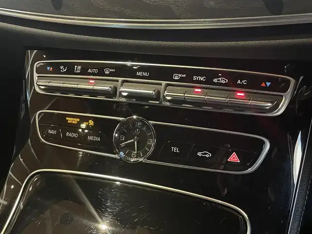 メルセデス・ベンツ Ｅ２００ アバンギャルド スポーツ 宮城県 2016(平28)年 5.2万km ダイヤモンドホワイト レザーエクスクルーシブパッケージ/レーダーセーフティパッケージ/パノラミックスライディングルーフ/Burmesterサウンドシステム/ヘッドアップディスプレイ/COMANDシステムHDDナビ/フルセグTV/360°カメラシステム/ブラックレザーシート/メモリ機能付きパワーシート/シートヒーター/マルチビームLEDヘッドライト/オートマチックハイビーム/キーレスゴー/パワートランク/純正19インチAW/ステアリングスイッチ/パドルシフト/パヒュームアトマイザー/ETC車載器/ドライブレコーダー