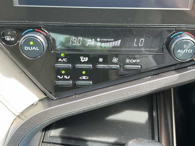トヨタ カムリ G レザーパッケージ 福岡県 2018(平30)年 6.4万km プラチナホワイトパールマイカ 純正ナビ（BT/AM/FM/DISC/SD/SDREC/AUX/BR/フルセグ）/バックカメラ/レーダークルーズコントロール/LEDヘッドライト/オートマチックハイビーム/オートライト/フォグランプ/レザーシート/DN席シートヒーター/DN席パワーシート/純正18インチAW/DUALオートエアコン/ステアリングスイッチ/BSM/RCTA/電動パーキングブレーキ/横滑り防止装置/盗難防止装置/レーンキープアシスト/TVキャンセラー/ISOFIX/オート電動格納ミラー/スマートキー/ETC/保証書/取扱説明書