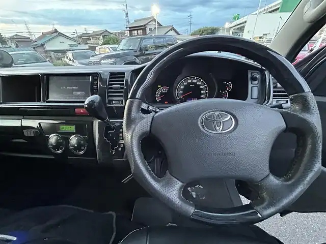 トヨタ ハイエース GL ロング 愛知県 2012(平24)年 13.2万km ブラックマイカ 純正ＳＤナビ　/アルパイン製リアモニター　/左パワースライドドア　/ＥＴＣ　/シートカバー　/社外ベットキット　/ＡＣ１００Ｖ　/Ｆドラレコ　/社外ホイール　/社外エアロＦ・Ｓ・Ｒ/社外マフラー