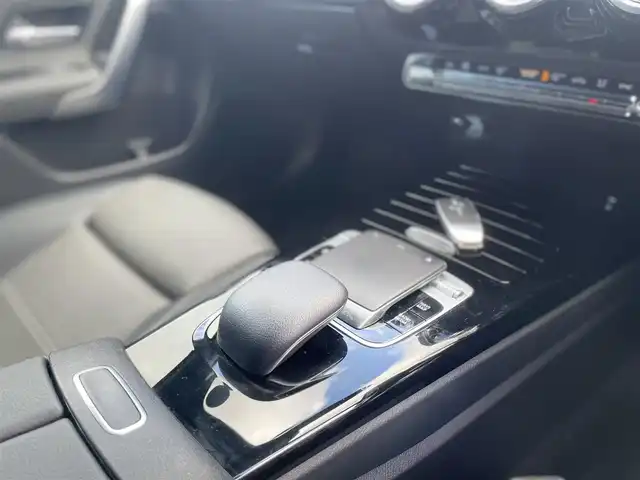 メルセデス・ベンツ Ａ２００ｄ AMGライン 栃木県 2019(令1)年 6.3万km デジタルホワイト レザーエクスクルーシブパッケージ/┗黒革シート/┗アンビエントライト64色/┗アルミニウムインテリアトリム/アドバンスドパッケージ/┗全方位カメラ/┗ヘッドアップディスプレイ/┗アドバンスドサウンドシステム/レーダーセーフティパッケージ/ナビゲーションパッケージ/ワンオーナー /パワーシート /シートヒーター /ナビ/フルセグTV/ETC/レーンキープアシスト/ブラインドスポット /パークトロニック /ACC