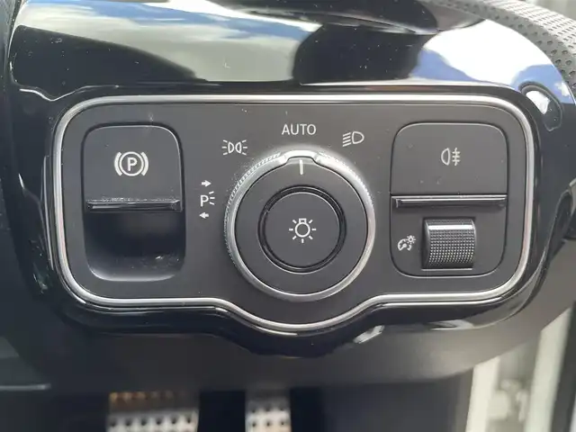 メルセデス・ベンツ Ａ２００ｄ AMGライン 栃木県 2019(令1)年 6.3万km デジタルホワイト レザーエクスクルーシブパッケージ/┗黒革シート/┗アンビエントライト64色/┗アルミニウムインテリアトリム/アドバンスドパッケージ/┗全方位カメラ/┗ヘッドアップディスプレイ/┗アドバンスドサウンドシステム/レーダーセーフティパッケージ/ナビゲーションパッケージ/ワンオーナー /パワーシート /シートヒーター /ナビ/フルセグTV/ETC/レーンキープアシスト/ブラインドスポット /パークトロニック /ACC