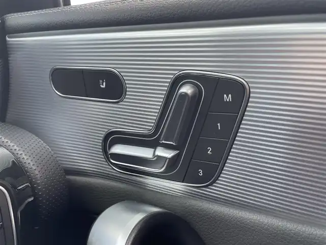 メルセデス・ベンツ Ａ２００ｄ AMGライン 栃木県 2019(令1)年 6.3万km デジタルホワイト レザーエクスクルーシブパッケージ/┗黒革シート/┗アンビエントライト64色/┗アルミニウムインテリアトリム/アドバンスドパッケージ/┗全方位カメラ/┗ヘッドアップディスプレイ/┗アドバンスドサウンドシステム/レーダーセーフティパッケージ/ナビゲーションパッケージ/ワンオーナー /パワーシート /シートヒーター /ナビ/フルセグTV/ETC/レーンキープアシスト/ブラインドスポット /パークトロニック /ACC