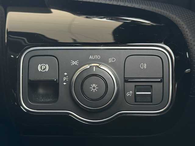 メルセデス・ベンツ ＣＬＡ２００ｄ AMGライン 大阪府 2020(令2)年 12.5万km ポーラホワイト /禁煙車//ワンオーナー車//パノラミックスライディングルーフ//AMGライン/・専用エクステリア・専用アルミ・ロゴ付きブレーキキャリパー・18インチAMGアルミホイール・マルチビームLED・アンビエントライト(64色)//アドバンスドパッケージ/・360°カメラ・ヘッドアップディスプレイ・アドバンスドサウンド(10スピーカー)//レーダーセーフティーパッケージ/・アダプティブクルーズコントロール・ブラインドスポットアシスト・レーンキープアシスト//純正ナビ/・フルセグTV・USB・BT・FM・AM・Applecarplay・AndroidAuto//ハーフレザーシート//前席メモリー付パワーシート・シートヒーター//ETC2.0//ディーラーOPドライブレコーダー//パドルシフト//R3・R4・R5・R6記録簿有//保証書//取扱説明書//スペアキー