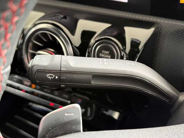 メルセデス・ベンツ ＣＬＡ２００ｄ AMGライン 大阪府 2020(令2)年 12.5万km ポーラホワイト /禁煙車//ワンオーナー車//パノラミックスライディングルーフ//AMGライン/・専用エクステリア・専用アルミ・ロゴ付きブレーキキャリパー・18インチAMGアルミホイール・マルチビームLED・アンビエントライト(64色)//アドバンスドパッケージ/・360°カメラ・ヘッドアップディスプレイ・アドバンスドサウンド(10スピーカー)//レーダーセーフティーパッケージ/・アダプティブクルーズコントロール・ブラインドスポットアシスト・レーンキープアシスト//純正ナビ/・フルセグTV・USB・BT・FM・AM・Applecarplay・AndroidAuto//ハーフレザーシート//前席メモリー付パワーシート・シートヒーター//ETC2.0//ディーラーOPドライブレコーダー//パドルシフト//R3・R4・R5・R6記録簿有//保証書//取扱説明書//スペアキー