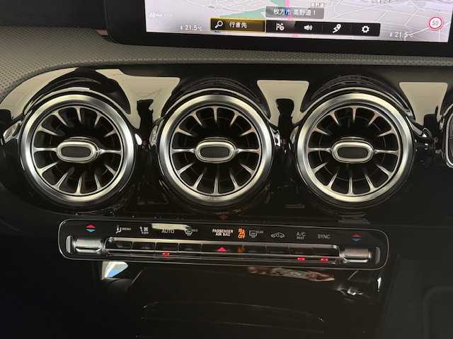 メルセデス・ベンツ ＣＬＡ２００ｄ AMGライン 大阪府 2020(令2)年 12.5万km ポーラホワイト /禁煙車//ワンオーナー車//パノラミックスライディングルーフ//AMGライン/・専用エクステリア・専用アルミ・ロゴ付きブレーキキャリパー・18インチAMGアルミホイール・マルチビームLED・アンビエントライト(64色)//アドバンスドパッケージ/・360°カメラ・ヘッドアップディスプレイ・アドバンスドサウンド(10スピーカー)//レーダーセーフティーパッケージ/・アダプティブクルーズコントロール・ブラインドスポットアシスト・レーンキープアシスト//純正ナビ/・フルセグTV・USB・BT・FM・AM・Applecarplay・AndroidAuto//ハーフレザーシート//前席メモリー付パワーシート・シートヒーター//ETC2.0//ディーラーOPドライブレコーダー//パドルシフト//R3・R4・R5・R6記録簿有//保証書//取扱説明書//スペアキー