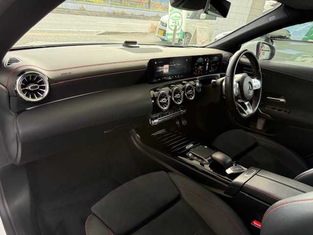 メルセデス・ベンツ ＣＬＡ２００ｄ AMGライン 大阪府 2020(令2)年 12.5万km ポーラホワイト /禁煙車//ワンオーナー車//パノラミックスライディングルーフ//AMGライン/・専用エクステリア・専用アルミ・ロゴ付きブレーキキャリパー・18インチAMGアルミホイール・マルチビームLED・アンビエントライト(64色)//アドバンスドパッケージ/・360°カメラ・ヘッドアップディスプレイ・アドバンスドサウンド(10スピーカー)//レーダーセーフティーパッケージ/・アダプティブクルーズコントロール・ブラインドスポットアシスト・レーンキープアシスト//純正ナビ/・フルセグTV・USB・BT・FM・AM・Applecarplay・AndroidAuto//ハーフレザーシート//前席メモリー付パワーシート・シートヒーター//ETC2.0//ディーラーOPドライブレコーダー//パドルシフト//R3・R4・R5・R6記録簿有//保証書//取扱説明書//スペアキー