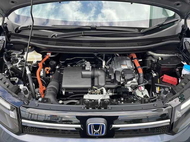 ホンダ フリード ハイブリット e:HEV AIR EX 山口県 2025(令7)年 0.1千km メテオロイドグレーメタリック 純正9インチナビ(LXM-242ZFNI)/【Bluetooth/フルセグTV/Apple CarPlay/Android Auto】/ホンダセンシング/・衝突軽減ブレーキ（CMBS）/・先行車発進お知らせ機能/・歩行者事故低減ステアリング/・路外逸脱抑制機能/・標識認識機能/・渋滞追従機能付アダプティブクルーズコントロール/・車線維持支援システム（LKAS）/・トラフィックジャムアシスト（渋滞運転支援機能）/・ブラインドスポットインフォメーション/・誤発進抑制機能/・後方誤発進抑制機能/・近距離衝突軽減ブレーキ/・急アクセル抑制機能/・パーキングセンサーシステム/・後退出庫サポート/・オートハイビーム/・アダプティブドライビングビーム/両側パワースライドドア/バックカメラ/LEDヘッドライト/D/Nシートヒーター/プッシュスタート/スマートキー/ステアリングリモコン