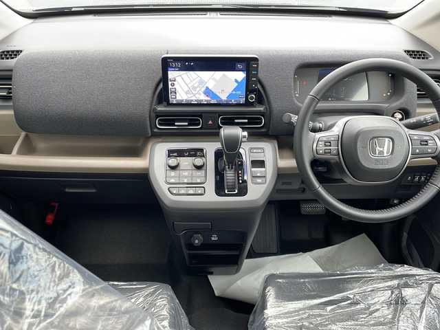 ホンダ フリード ハイブリット e:HEV AIR EX 山口県 2025(令7)年 0.1千km メテオロイドグレーメタリック 純正9インチナビ(LXM-242ZFNI)/【Bluetooth/フルセグTV/Apple CarPlay/Android Auto】/ホンダセンシング/・衝突軽減ブレーキ（CMBS）/・先行車発進お知らせ機能/・歩行者事故低減ステアリング/・路外逸脱抑制機能/・標識認識機能/・渋滞追従機能付アダプティブクルーズコントロール/・車線維持支援システム（LKAS）/・トラフィックジャムアシスト（渋滞運転支援機能）/・ブラインドスポットインフォメーション/・誤発進抑制機能/・後方誤発進抑制機能/・近距離衝突軽減ブレーキ/・急アクセル抑制機能/・パーキングセンサーシステム/・後退出庫サポート/・オートハイビーム/・アダプティブドライビングビーム/両側パワースライドドア/バックカメラ/LEDヘッドライト/D/Nシートヒーター/プッシュスタート/スマートキー/ステアリングリモコン