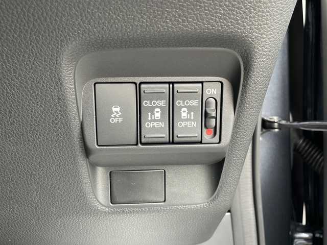 ホンダ フリード ハイブリット e:HEV AIR EX 山口県 2025(令7)年 0.1千km メテオロイドグレーメタリック 純正9インチナビ(LXM-242ZFNI)/【Bluetooth/フルセグTV/Apple CarPlay/Android Auto】/ホンダセンシング/・衝突軽減ブレーキ（CMBS）/・先行車発進お知らせ機能/・歩行者事故低減ステアリング/・路外逸脱抑制機能/・標識認識機能/・渋滞追従機能付アダプティブクルーズコントロール/・車線維持支援システム（LKAS）/・トラフィックジャムアシスト（渋滞運転支援機能）/・ブラインドスポットインフォメーション/・誤発進抑制機能/・後方誤発進抑制機能/・近距離衝突軽減ブレーキ/・急アクセル抑制機能/・パーキングセンサーシステム/・後退出庫サポート/・オートハイビーム/・アダプティブドライビングビーム/両側パワースライドドア/バックカメラ/LEDヘッドライト/D/Nシートヒーター/プッシュスタート/スマートキー/ステアリングリモコン