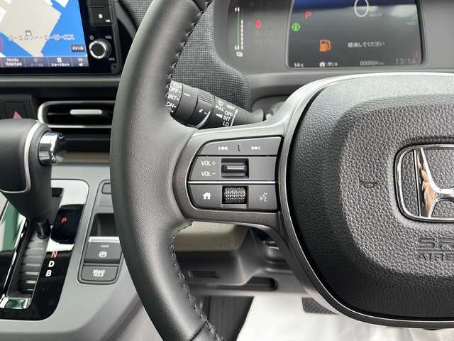 ホンダ フリード ハイブリット e:HEV AIR EX 山口県 2025(令7)年 0.1千km メテオロイドグレーメタリック 純正9インチナビ(LXM-242ZFNI)/【Bluetooth/フルセグTV/Apple CarPlay/Android Auto】/ホンダセンシング/・衝突軽減ブレーキ（CMBS）/・先行車発進お知らせ機能/・歩行者事故低減ステアリング/・路外逸脱抑制機能/・標識認識機能/・渋滞追従機能付アダプティブクルーズコントロール/・車線維持支援システム（LKAS）/・トラフィックジャムアシスト（渋滞運転支援機能）/・ブラインドスポットインフォメーション/・誤発進抑制機能/・後方誤発進抑制機能/・近距離衝突軽減ブレーキ/・急アクセル抑制機能/・パーキングセンサーシステム/・後退出庫サポート/・オートハイビーム/・アダプティブドライビングビーム/両側パワースライドドア/バックカメラ/LEDヘッドライト/D/Nシートヒーター/プッシュスタート/スマートキー/ステアリングリモコン