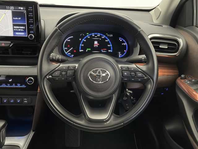 トヨタ ヤリスクロス ハイブリッド Z 長野県 2021(令3)年 2.7万km ホワイトパールクリスタルシャイン 4WD/純正ナビ/（フルセグ/Bluetooth/AppleCarPlay/AndroidAuto)/バックカメラ/社外デジタルインナーミラー/（前後ドラレコ付き）/ビルトインETC/衝突軽減ブレーキ/車線逸脱防止/レーダークルーズコントロール/前後コーナーセンサー/運転席パワーシート/ハーフレザーシート/社外AWスタッドレスタイヤ付き/社外木目調パネル/LEDヘッドライト/スマートキー/スペアキー