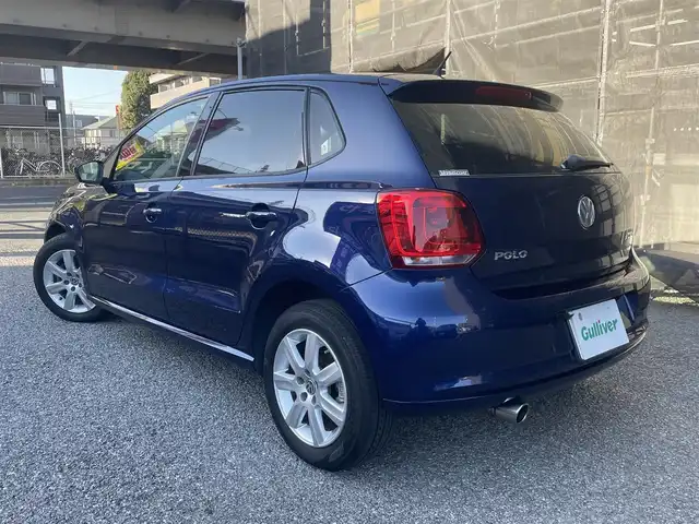 フォルクスワーゲン ポロ TSIハイライン 千葉県 2010(平22)年 12.3万km シャドーブルーM 取扱説明書、保証書、スペアキー１本/純正ナビ/CD/DVD/SD/AM/FM/BT/フルセグ/バックカメラ/バックソナー/キセノンヘッドライト/フロントフォグランプ、リアフォグランプ/純正15インチアルミホイール/純正フロアマット/電動格納ミラー/ウインカーミラー/ETC