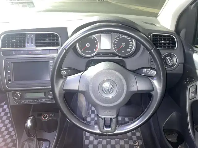 フォルクスワーゲン ポロ TSIハイライン 千葉県 2010(平22)年 12.3万km シャドーブルーM 取扱説明書、保証書、スペアキー１本/純正ナビ/CD/DVD/SD/AM/FM/BT/フルセグ/バックカメラ/バックソナー/キセノンヘッドライト/フロントフォグランプ、リアフォグランプ/純正15インチアルミホイール/純正フロアマット/電動格納ミラー/ウインカーミラー/ETC