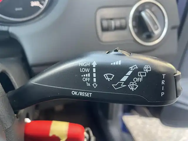 フォルクスワーゲン ポロ TSIハイライン 千葉県 2010(平22)年 12.3万km シャドーブルーM 取扱説明書、保証書、スペアキー１本/純正ナビ/CD/DVD/SD/AM/FM/BT/フルセグ/バックカメラ/バックソナー/キセノンヘッドライト/フロントフォグランプ、リアフォグランプ/純正15インチアルミホイール/純正フロアマット/電動格納ミラー/ウインカーミラー/ETC