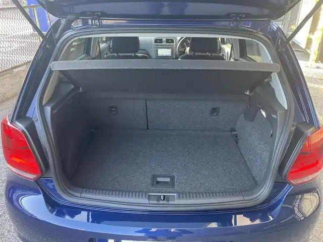 フォルクスワーゲン ポロ TSIハイライン 千葉県 2010(平22)年 12.3万km シャドーブルーM 取扱説明書、保証書、スペアキー１本/純正ナビ/CD/DVD/SD/AM/FM/BT/フルセグ/バックカメラ/バックソナー/キセノンヘッドライト/フロントフォグランプ、リアフォグランプ/純正15インチアルミホイール/純正フロアマット/電動格納ミラー/ウインカーミラー/ETC