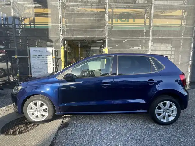 フォルクスワーゲン ポロ TSIハイライン 千葉県 2010(平22)年 12.3万km シャドーブルーM 取扱説明書、保証書、スペアキー１本/純正ナビ/CD/DVD/SD/AM/FM/BT/フルセグ/バックカメラ/バックソナー/キセノンヘッドライト/フロントフォグランプ、リアフォグランプ/純正15インチアルミホイール/純正フロアマット/電動格納ミラー/ウインカーミラー/ETC